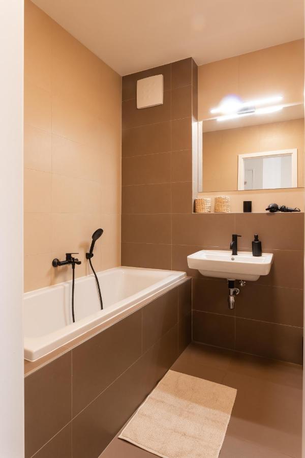 Quiet & Cozy Apartment Old Town - Free Underground Parking Кошице Екстер'єр фото